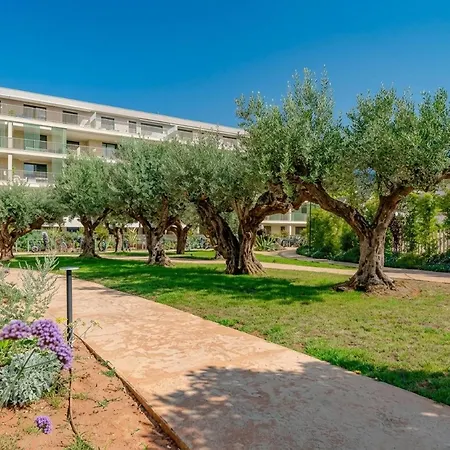 Luxury Just Steps From The And Marina